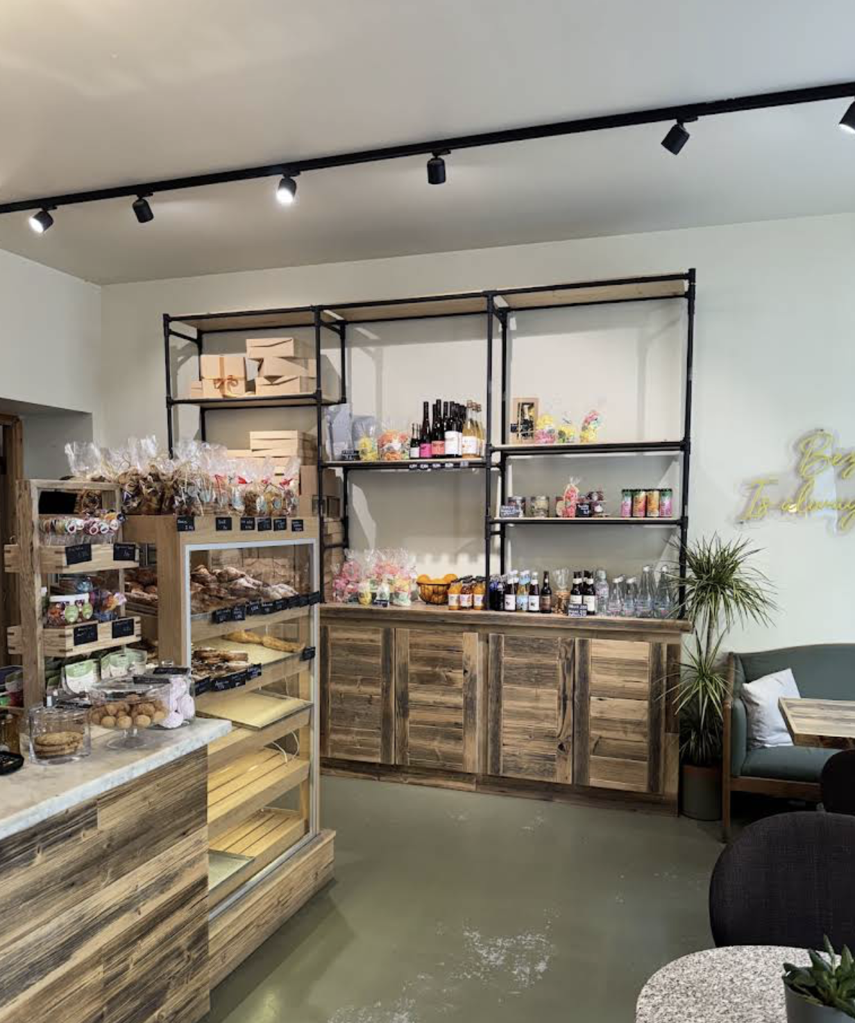 Bezē konditorejas interjers